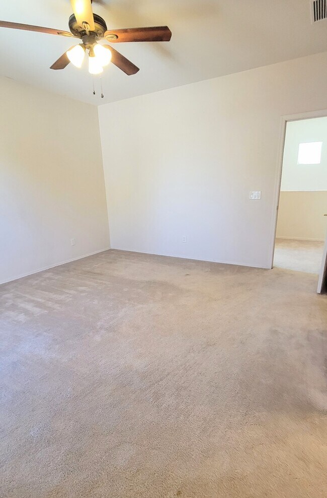 Building Photo - Pet friendly Civano home