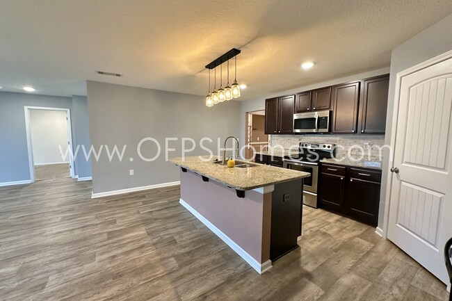 Building Photo - AVAILABLE NOW IN REDSTONE COMMONS