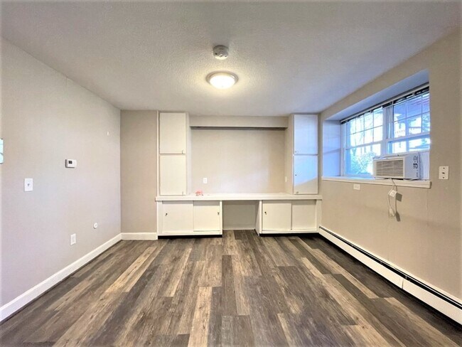 Building Photo - 625 Main St