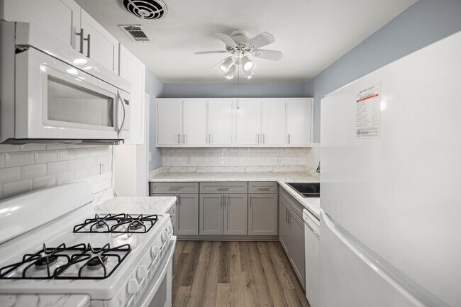 Building Photo - 354 Chicago Ave