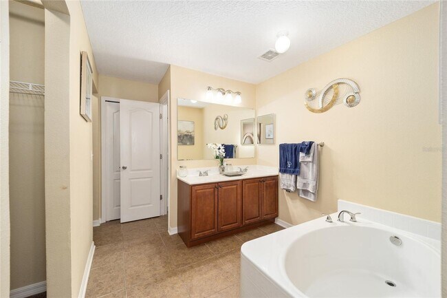 Building Photo - Private Oasis in the Heart of Alachua