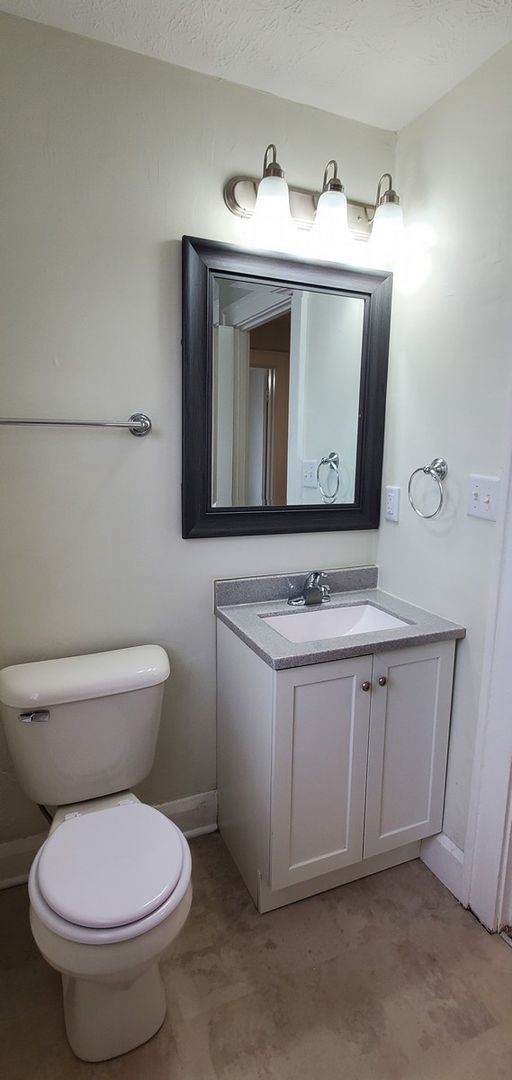 Building Photo - Updated 2 bedroom Townhouse - Garfield Park-South Neighborhood