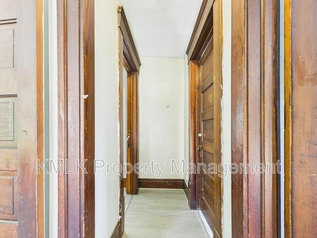 Building Photo - 701 Kling St