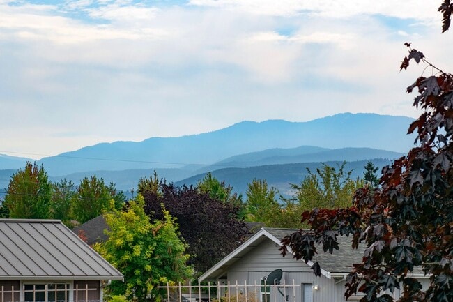 Building Photo - Large Home on Large Lot in Sequim