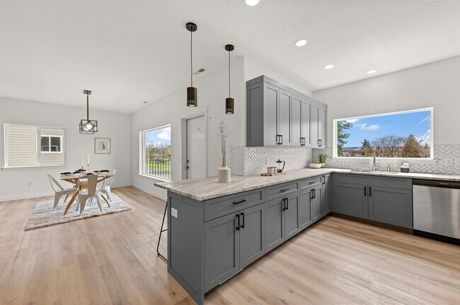 Building Photo - Brand New 2 Bed, 2 Bath Townhouse w/ a View!