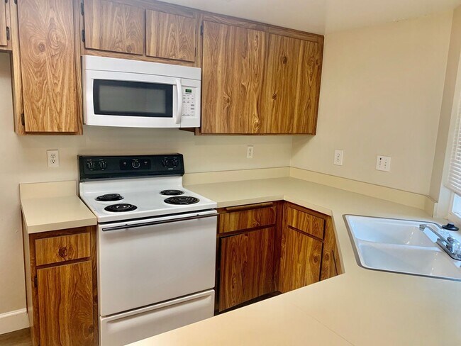 Building Photo - 1 Bedroom in Serene Community in Garden Grove