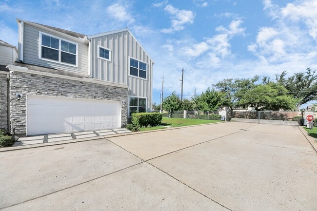 Building Photo - 8821 Hollister Pine Ct