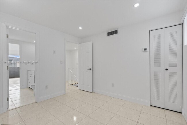 Building Photo - 9373 Fontainebleau Blvd