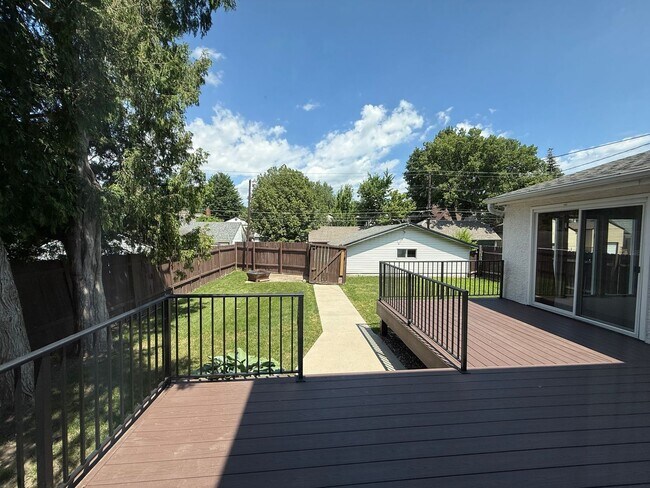 Building Photo - Beautiful 5 Bed 3 Bath Single Family Home ...