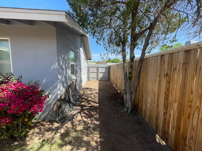 Building Photo - Fully Remodeled Tempe
