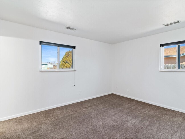 Building Photo - Spacious 4-Bed, 2-Bath Home | Large Backyard| Quick Access to Highway 528 and Other Routes| Pre-L...