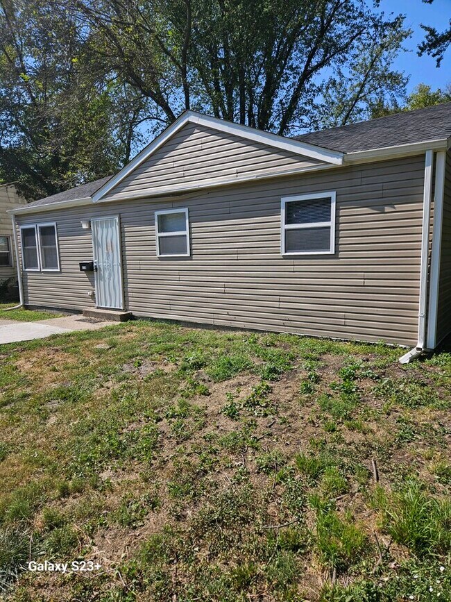 Building Photo - Enjoy this beautifully remodeled 3-bedroom, 1-bath home