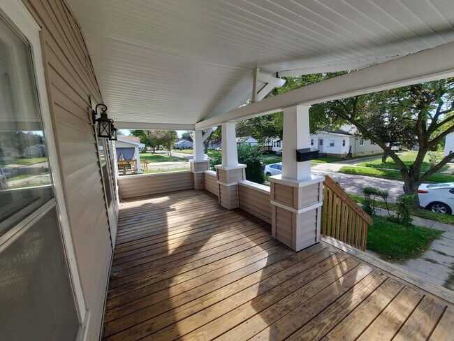 Building Photo - 2 Bedroom, 1 Bathroom home with hardwood!