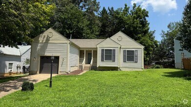 Building Photo - Newly Refreshed Rambler in Convenient Loca...