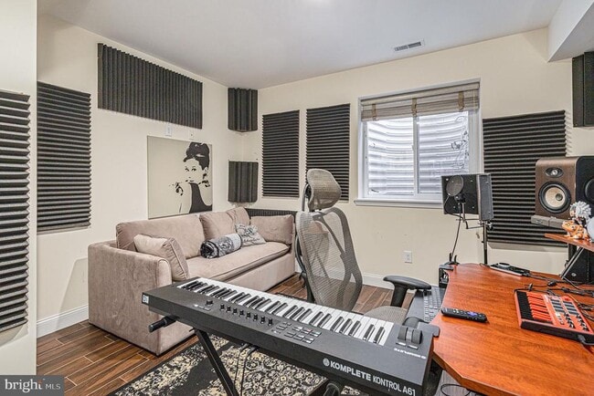 Building Photo - 1935 W George St