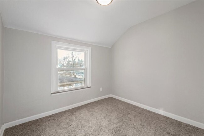 Building Photo - 3 Bedroom, 1 Bathroom Rental in Avalon