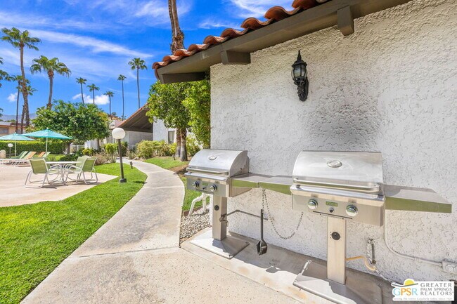 Building Photo - 2230 S Palm Canyon Dr