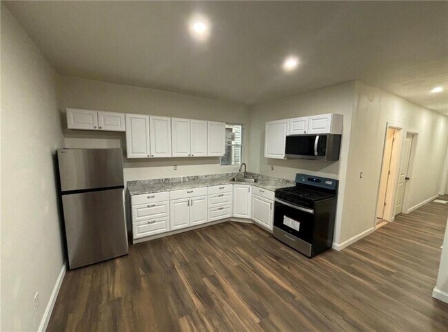 Building Photo - 693 3rd St