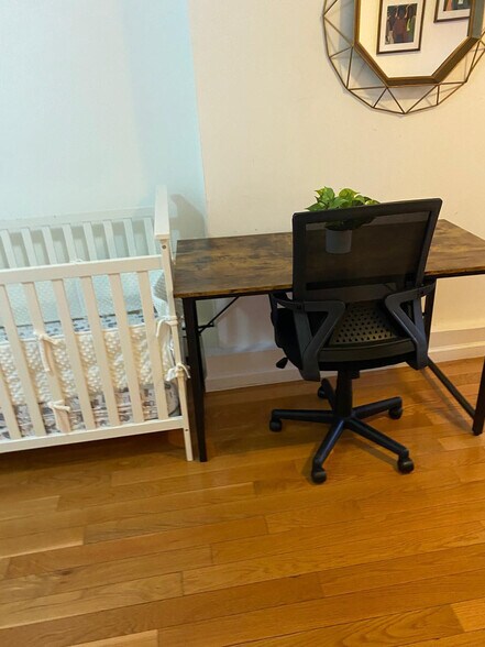 Building Photo - 708 E 44th St