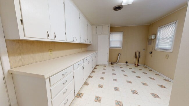 Building Photo - 3 Bedroom, 2 Bathroom House with Attached Double Garage