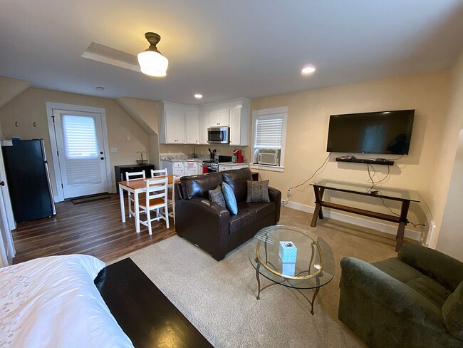 Building Photo - Furnished ADU in Multnomah Village on Quie...