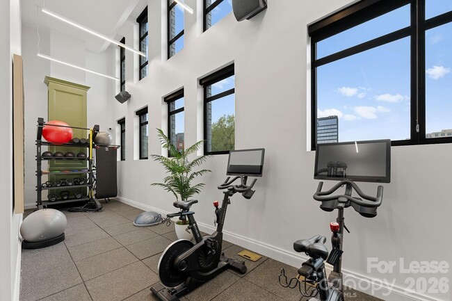 Building Photo - 2025 Cleveland Ave