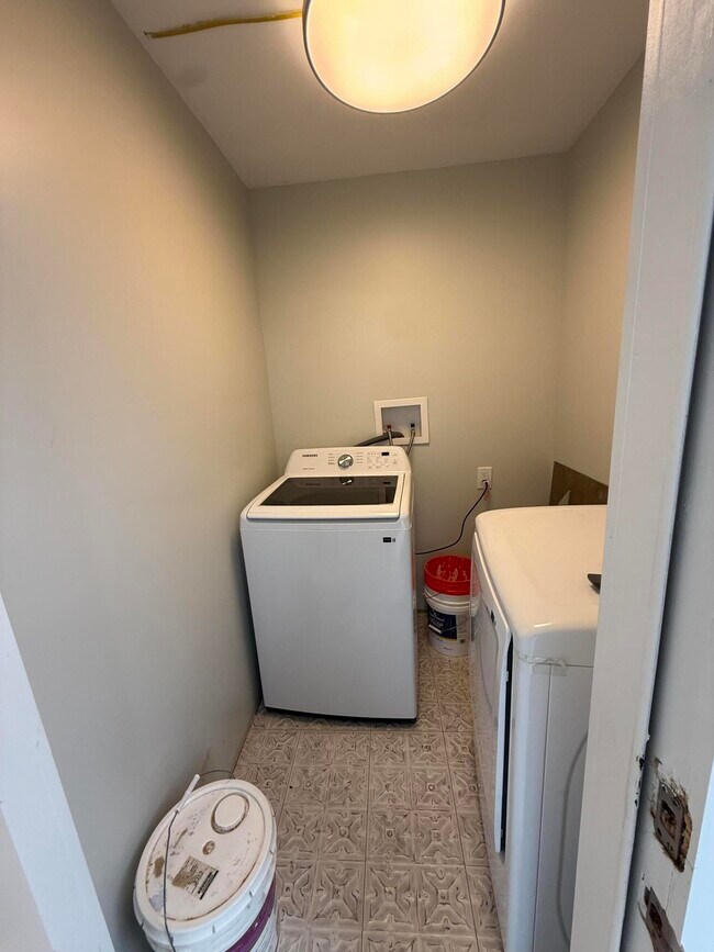 Building Photo - 216 Normandy Ln