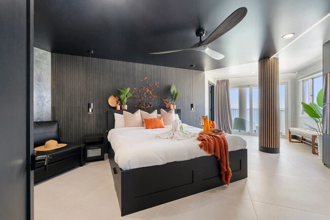 Building Photo - 8743 Thomas Dr