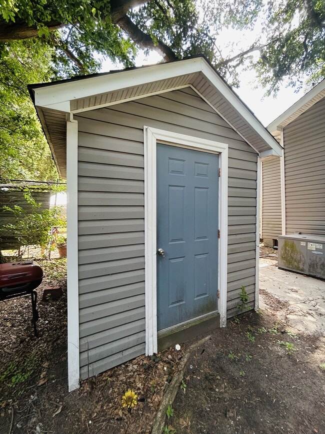 Building Photo - 242 W 28th St