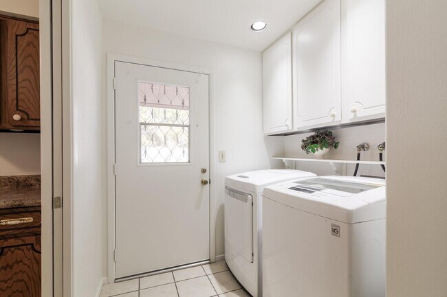 Building Photo - 4422 E Escondido Ave