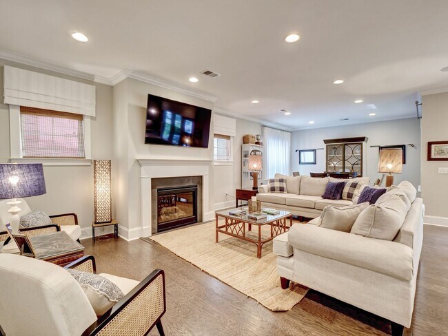 Building Photo - Charming 4 Bedroom Cottage Available in Og...