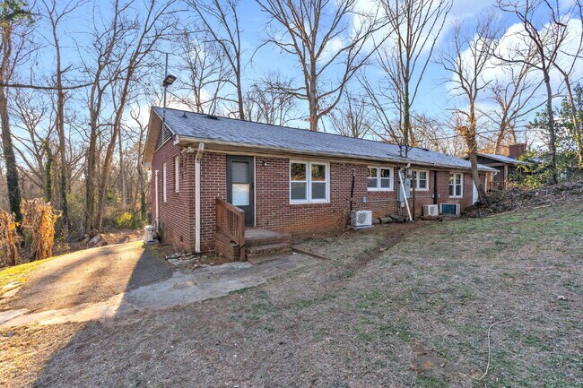 Building Photo - Freshly Updated 2BR / 1BA Single-Level Duplex $1350/mo rent***