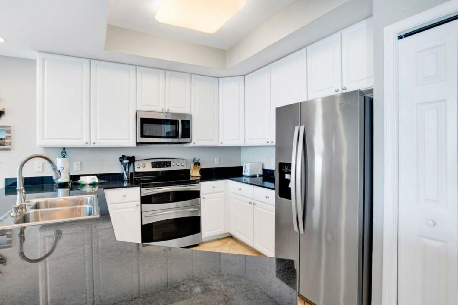 Building Photo - 365 E Beach Blvd