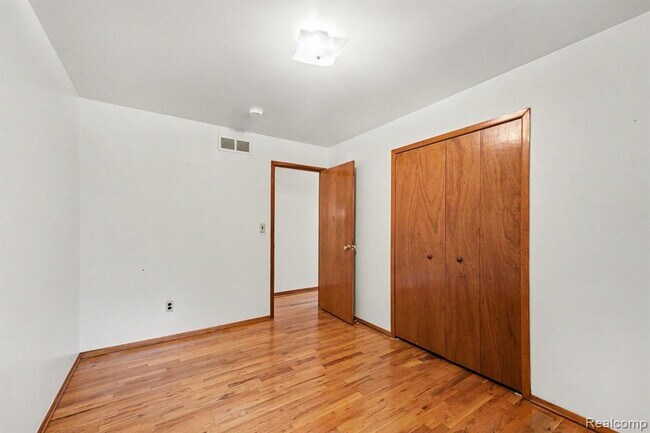 Building Photo - 35656 Saxony Dr