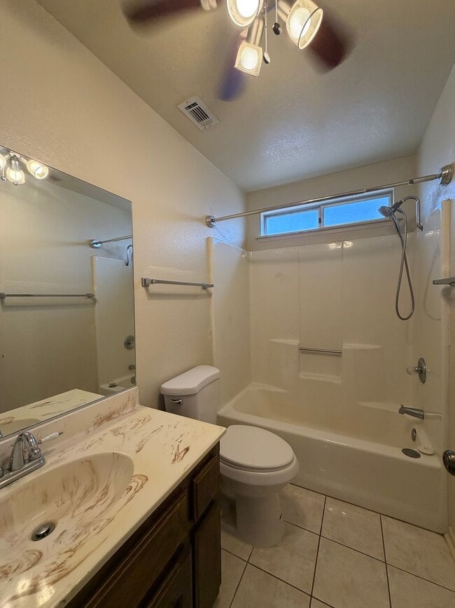 Building Photo - 3 Bedroom 2 Bathroom House with 2 Car Garage Located in Lenwood
