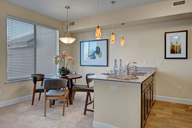 Building Photo - Vista View