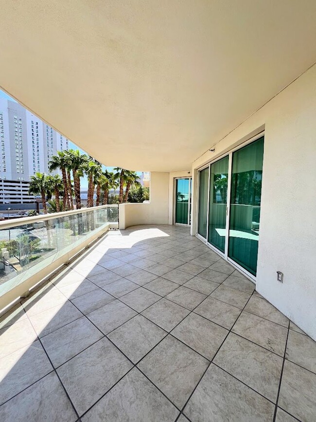 Building Photo - Turnberry Towers - 2 Bedroom 2 bath over 2...