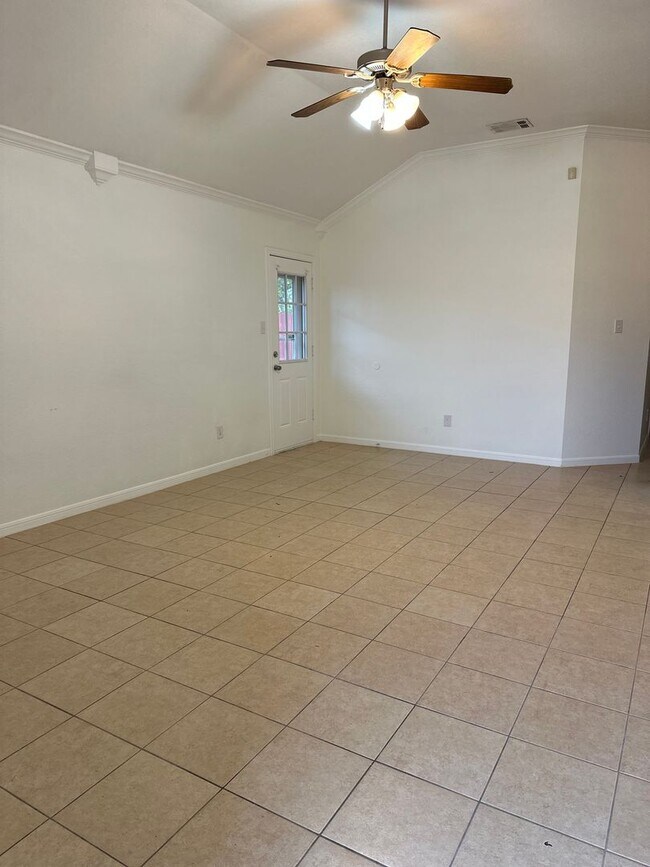 Building Photo - 3 Bedroom 2 Bath Duplex  2 weeks free move...