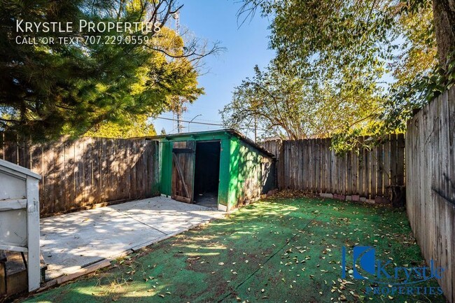 Building Photo - Cottage with yard and deck