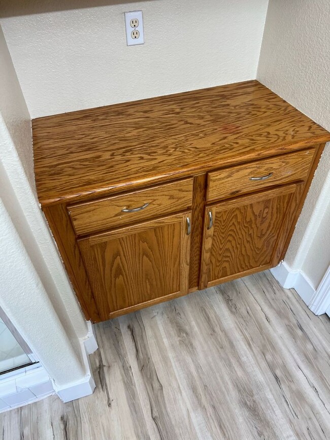 Building Photo - Move in Special $200.00 off first month's ...