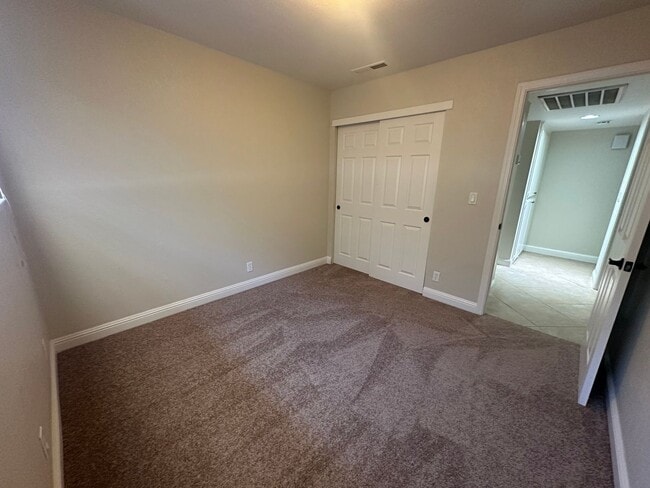 Building Photo - 2 Bedroom 2 Bathroom Updated Duplex with Y...