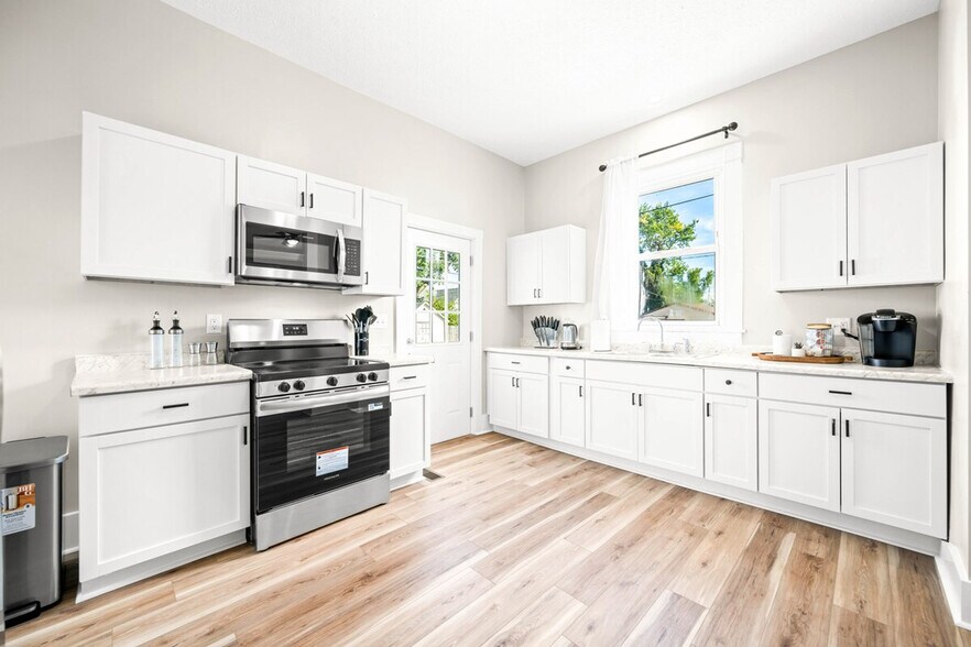 Building Photo - 639 Maple St