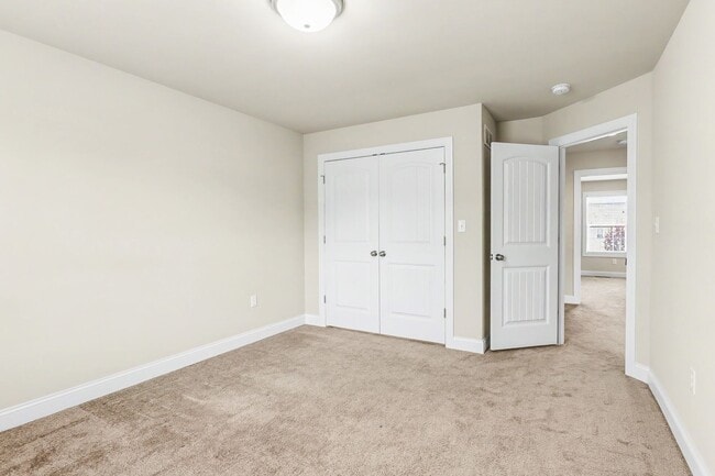 Building Photo - Three bedroom, 2.5 townhome in Mechanicsburg near Trindle Rd.