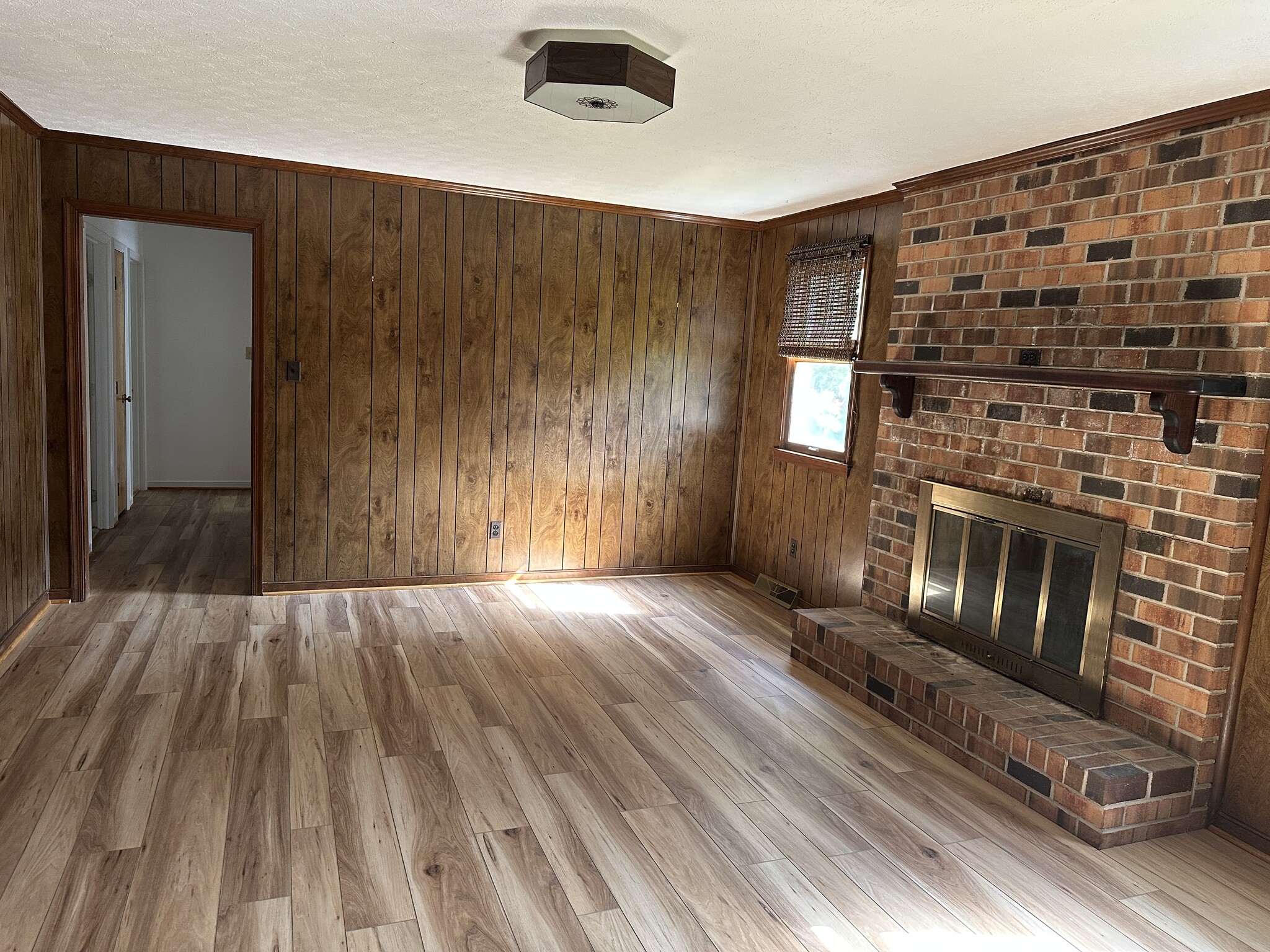 Family Room - 3908 Devenwood Ave