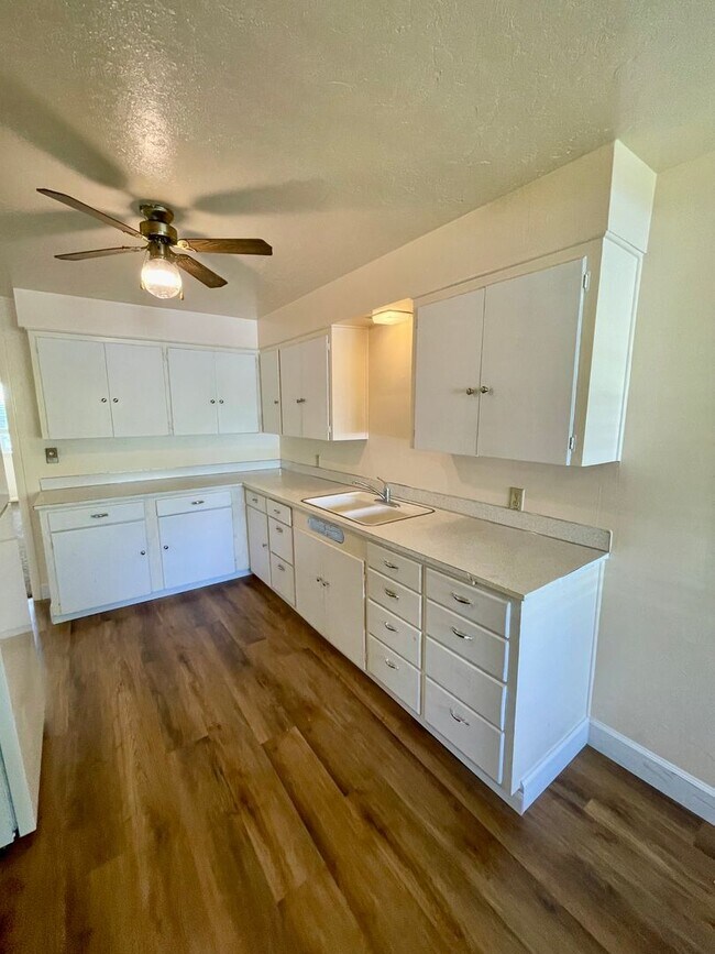 Building Photo - Vincent Park Triplex
