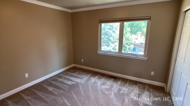 Building Photo - 2707 W Pikes Peak Ave
