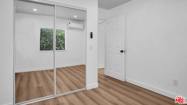 Building Photo - 15559 Three Palms St