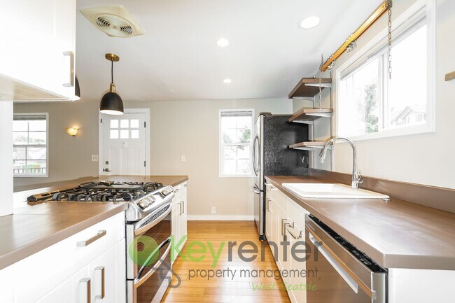 Building Photo - Inviting 3bed Seattle Home with Garage, Yard, and Parking!