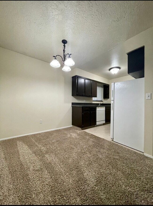 Building Photo - Montavilla 1 Bedroom Main Floor Apartment w/ A/C and Off Street Parking~ PETS WELCOME! 95 Walkscore!