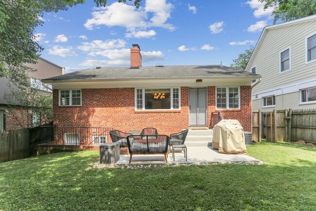 Building Photo - Lovely 3br/3ba home minutes from Downtown ...